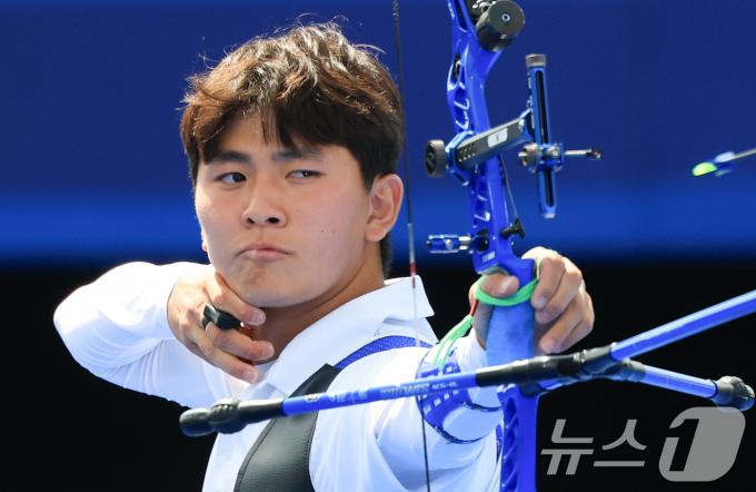 [사진] 활 시위 당기는 김제덕