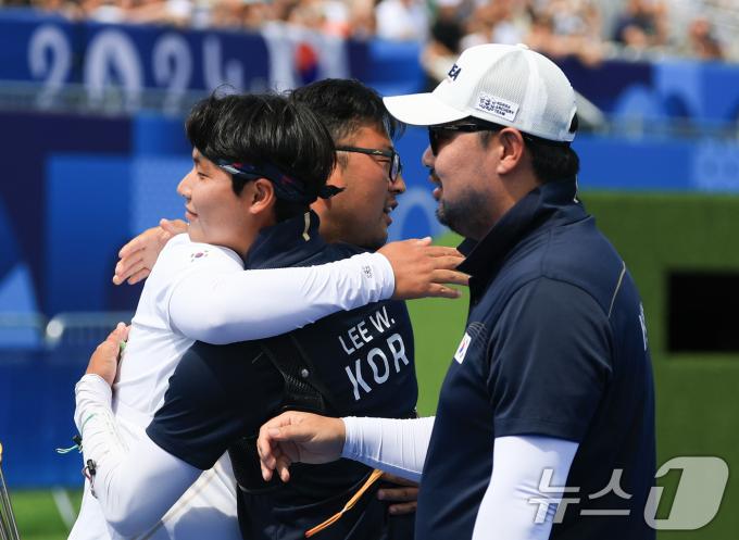 [사진] 김우진 '이우석과 뜨거운 포옹'