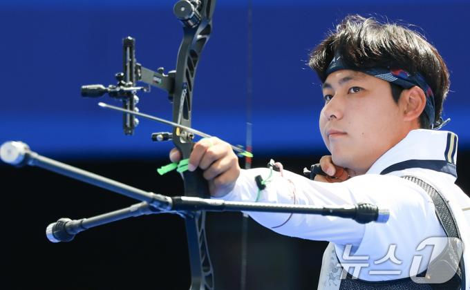 대한민국 남자 양궁 대표팀 이우석 선수가 4일 오후(한국시간) 프랑스 파리 앵발리드에서 2024 파리올림픽 남자 양궁 개인전 동메달 결정전 독일의 플로리안 운루 선수와의 경기에서 활시위를 당기고 있다. 2024.8.4/뉴스1 ⓒ News1 박정호 기자