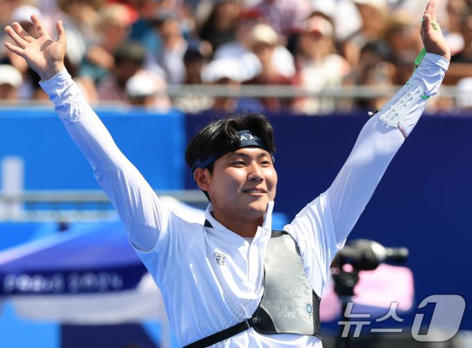 [사진] 이우석 '동메달 획득의 기쁨'