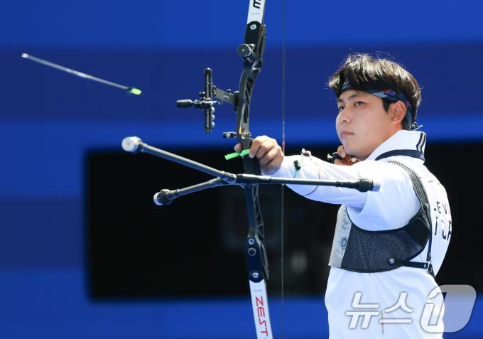대한민국 남자 양궁 대표팀 이우석 선수가 4일 오후(한국시간) 프랑스 파리 앵발리드에서 2024 파리올림픽 남자 양궁 개인전 동메달 결정전 독일의 플로리안 운루 선수와의 경기에서 활시위를 당기고 있다. 2024.8.4/뉴스1 ⓒ News1 박정호 기자