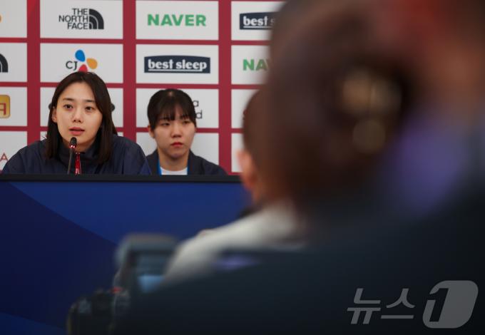 [사진] 기자회견하는 펜싱 윤지수