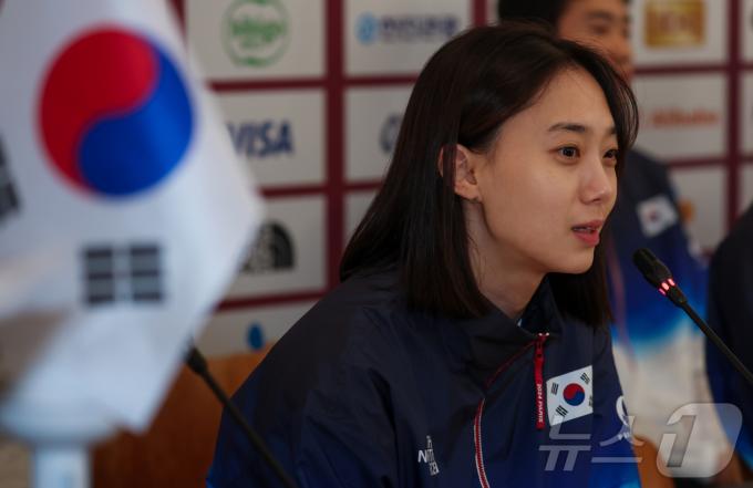 [사진] 질문에 답하는 펜싱 윤지수