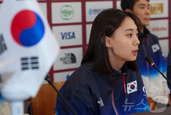 [사진] 질문에 답하는 윤지수