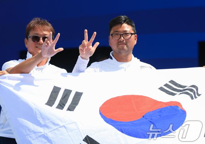 [사진] 김우진 '대회 3관왕 세리머니'