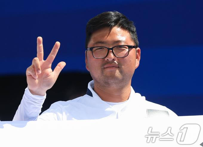 [사진] 김우진 '대회 3관왕 세리머니'