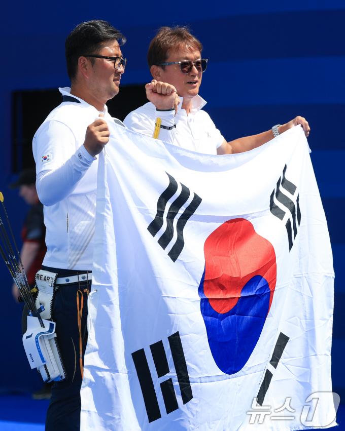 [사진] 태극기 펼쳐든 김우진