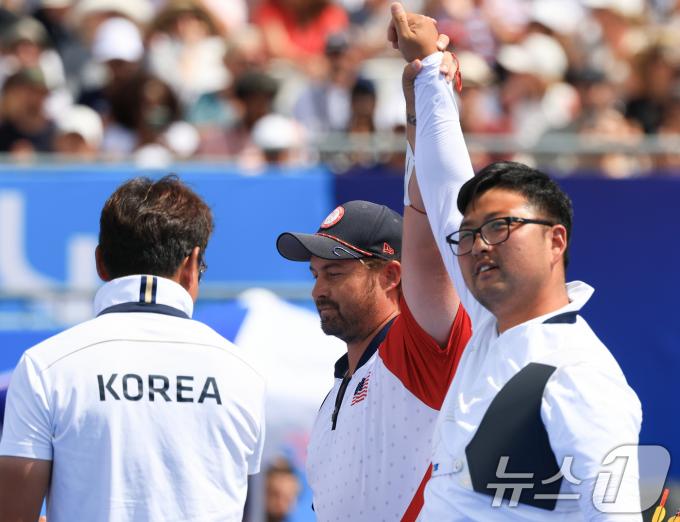 [사진] 손 들어 올리는 김우진