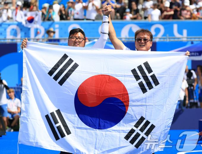 [사진] 태극기 손에 든 김우진