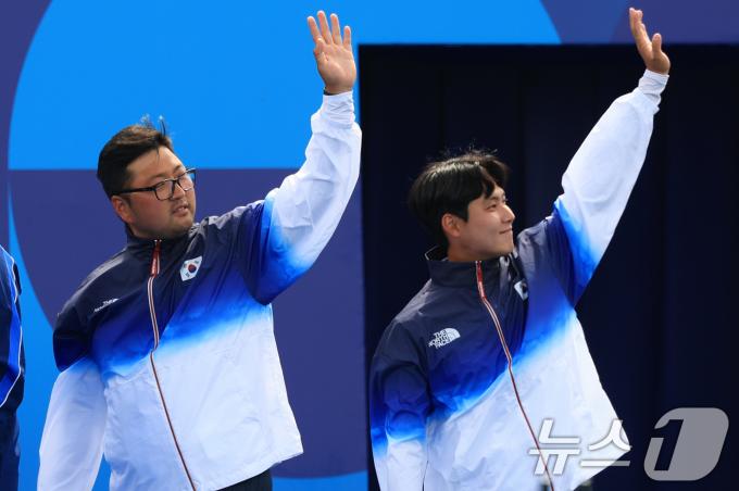 [사진] 시상식 입장하는 김우진·이우석