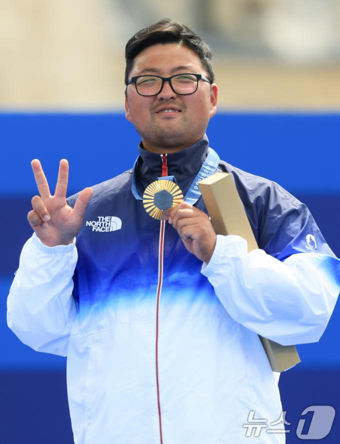 [사진] 금메달 손에 든 김우진