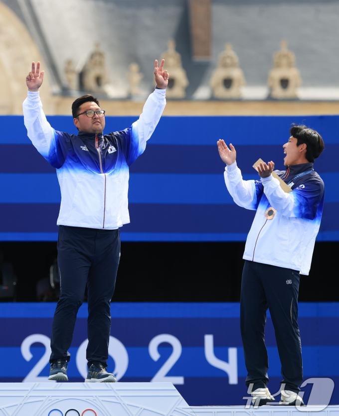 [사진] 이우석 축하 받으며 시상대 오르는 김우진