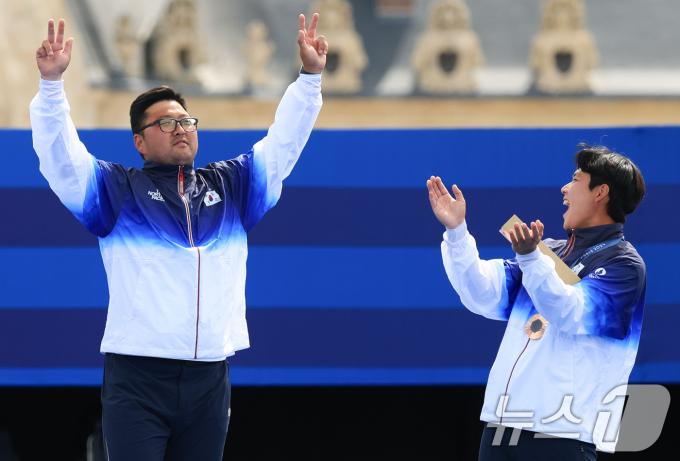 [사진] 김우진 '이우석 축하 받으며'