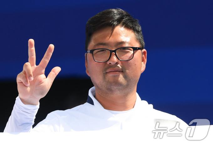 대한민국 남자 양궁 대표팀 김우진 선수가 4일 오후(한국시간) 프랑스 파리 앵발리드에서 2024 파리올림픽 남자 양궁 개인전 금메달 결정전 미국의 브래디 엘리슨 선수와의 경기에서 슛오프 접전 끝에 금메달을 획득한 후 기뻐하고 있다. 2024.8.4/뉴스1 ⓒ News1 박정호 기자