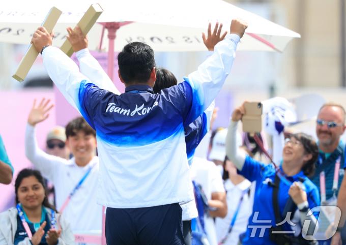 [사진] 김우진·이우석 '동료들 곁으로'