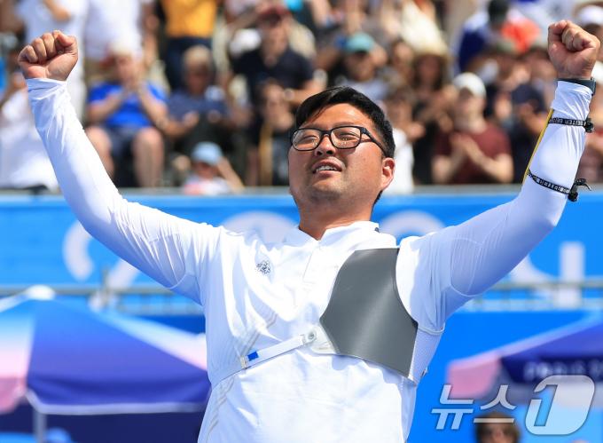 대한민국 남자 양궁 대표팀 김우진 선수가 4일 오후(한국시간) 프랑스 파리 앵발리드에서 2024 파리올림픽 남자 양궁 개인전 금메달 결정전 미국의 브래디 엘리슨 선수와의 경기에서 슛오프 접전 끝에 금메달을 획득한 후 기뻐하고 있다. 2024.8.4/뉴스1 ⓒ News1 박정호 기자
