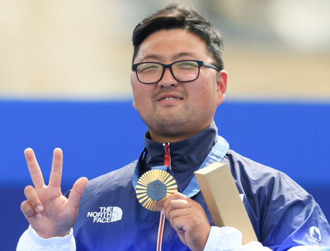 파리올림픽 남자 양궁 개인전 정상에 오른 김우진이 시상식에서 금메달을 들고 손가락으로 3관왕 달성을 의미하는 세리머니로 포즈를 취하고 있다. /사진= 뉴스1