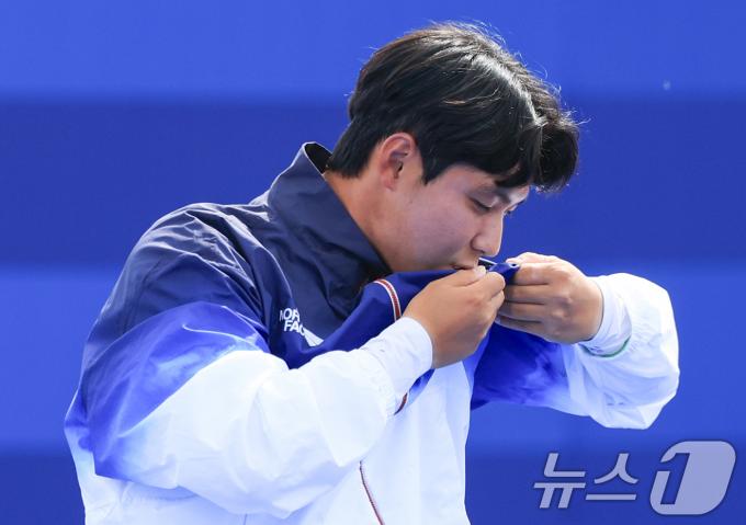 [사진] 이우석 '태극기에 입맞춤'