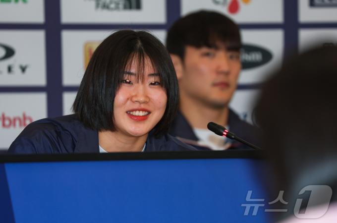 [사진] 질문에 답하며 활짝 웃는 허미미