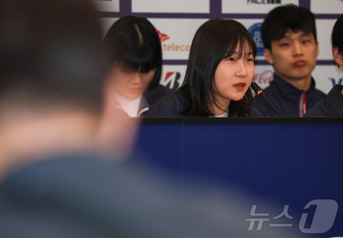 [사진] 기자회견하는 반효진