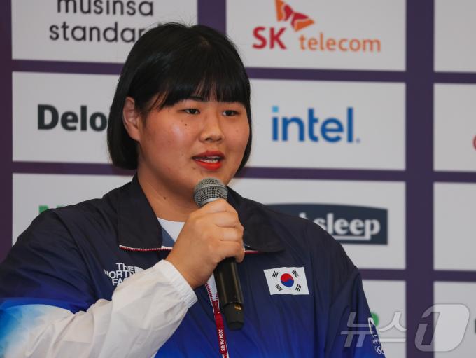 [사진] 기자회견하는 김하윤