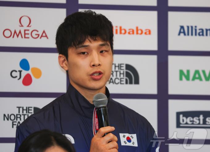 [사진] 기자회견하는 안바울
