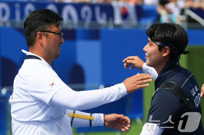 대한민국 남자 양궁 대표팀 김우진 선수가 4일 오후(한국시간) 프랑스 파리 앵발리드에서 2024 파리올림픽 남자 양궁 개인전 준결승 대한민국의 이우석 선수와의 경기에서 슛오프 접전 끝에 승리한 후 이우석과 포옹하고 있다. 2024.8.4/뉴스1 ⓒ News1 박정호 기자