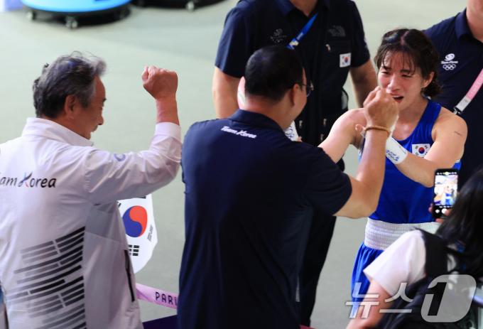 [사진] 동메달 축하 받는 임애지