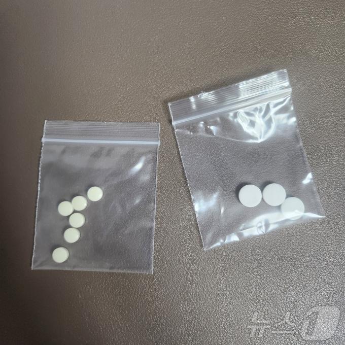 온라인 사이트에서 5분 만에 거래 성사돼 닷새 만에 우편물로 받은 미프진.  미소프리스톨 6정(왼쪽), 미페프리스톤 3정이다.  흔히 미페프리스톤과 미소프리스톨을 합쳐 '미프진'이라고 부른다. 2024.5.31.ⓒ News1 장성희 기자
