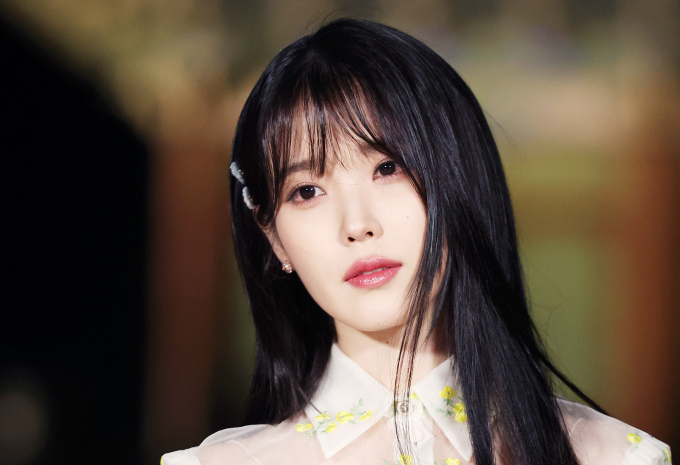 가수 아이유가 스태프들에게 비행기 비즈니스석을 제공했다는 사실이 알려졌다. 사진은 지난해 5월 서울 종로구 경복궁에서 진행된 '구찌 2024 크루즈 패션쇼'에 참석한 가수 겸 배우 아이유. /사진=머니투데이