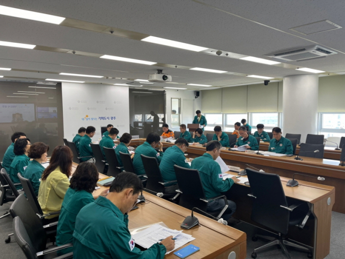 고광완 광주광역시 행정부시장은 4일 시청 재난안전대책본부 회의실에서 자치구와 재난 담당부서가 참여한 폭염 대응 회의를 열고 기관별 폭염대응 대책에 대한 점검과 향후 계획 등을 논의하고 있다./사진=광주시