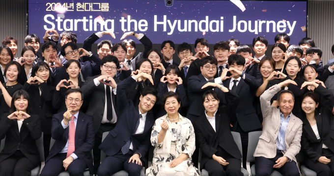 현정은 현대그룹 회장이 지난 7월31일 종로구 연지동 사옥에서 2024년도 신입사원 교육수료식에 참석해 50여명의 신입사원들과 함께 기념촬영을 하고 있다. / 사진=현대그룹 