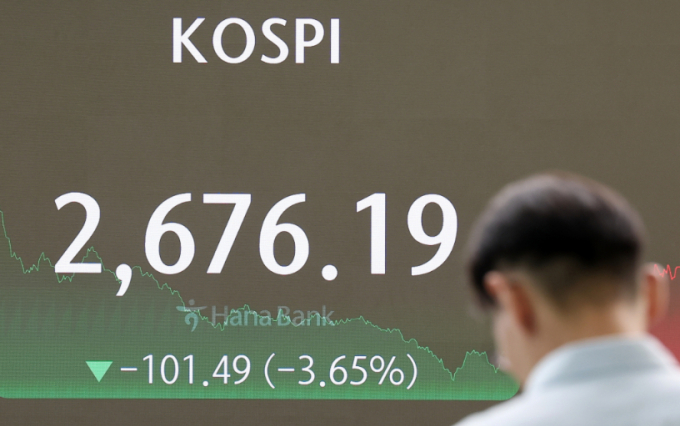 5일 코스피 지수가 2600선 아래에서 출발했다. 미국 경기침체 우려 및 기술주 하락 여파에 코스피가 2달 만에 2700선이 무너진 2일 서울 중구 하나은행 본점 딜링룸 전광판에 종가가 표시되고 있다.  /사진=뉴스1 김성진 기자