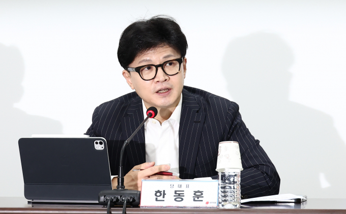 한동훈 국민의힘 대표가 더불어민주당의 노란봉투법(노조법 2·3조 개정안) 국회 본회의 표결 계획을 언급하며 해당 법안을 막을 것이라고 강조했다. 사진은 한 대표가 5일 서울 여의도 국민의힘 당사에서 열린 최고위원회의에서 모두 발언하는 모습. /사진=뉴스1