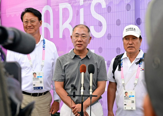 현대차그룹 정의선 회장이 4일(현지시간) 파리 대회 양궁 남자 개인전 시상이 끝난 후 기자들과 만나 인터뷰를 진행하는 모습./사진제공=대한양궁협회