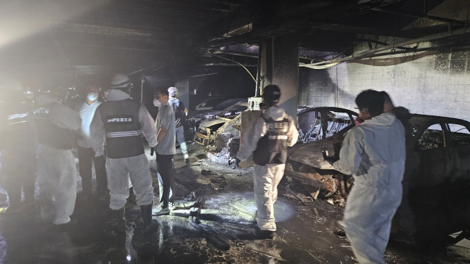 지하주차장에서 폭발한 전기차량에 대한 국립과학수사연구원과 경찰의 합동감식이 이날 진행됐다. 사진은 지난 2일 인천 서구 청라동 아파트 지하주차장에 발생한 화재 현장에 방문한 인천소방본부와 관계기관자들. /사진=뉴스1