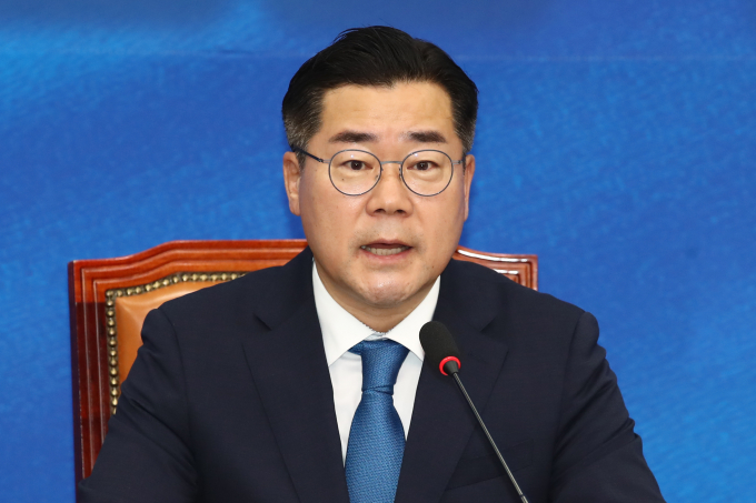 박찬대 더불어민주당 원내대표가 노란봉투법(노조법 2·3조 개정안)을 5일 국회 본회의에서 의결할 것이라고 밝혔다. 사진은 박 원내대표가 5일 서울 여의도 국회에서 열린 최고위원회의에서 모두발언 하는 모습. /사진=뉴스1