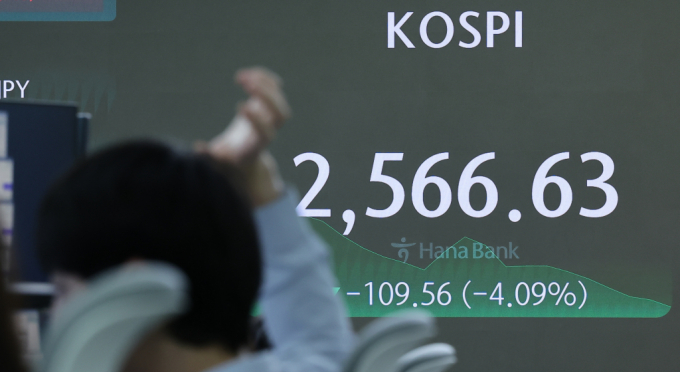 5일 오전 서울 중구 하나은행 본점 딜링룸 전광판에 개장 시황이 표시되고 있다./사진=뉴스1 /사진=(서울=뉴스1) 김도우 기자