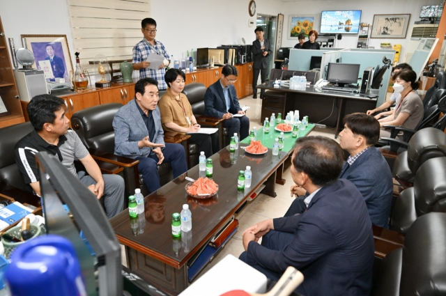 백영현 시장(윈쪽 두번째)이 기업애로 청취 및 해소를 위해 지난 2일 가산면에 소재한 ㈜SECO를 방문하고 있다. / 사진제공=포천시