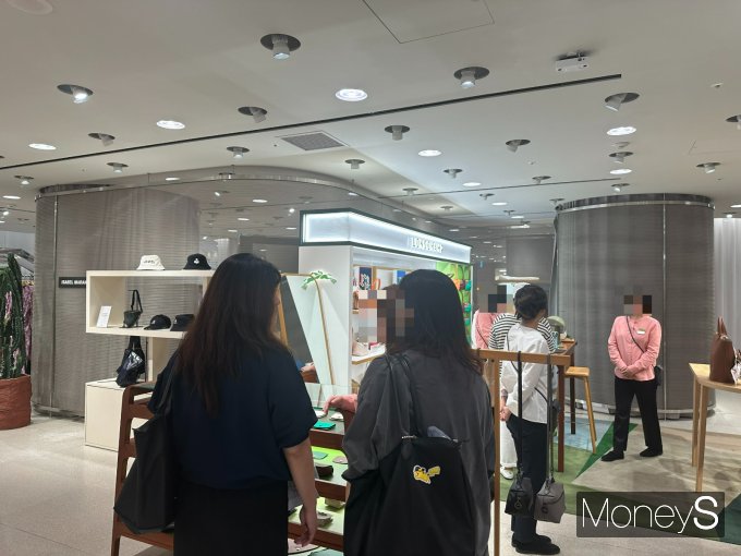 20대 초반 여성들 사이에서 과거 유행했던 코치, 롱샴, 토리버치 등의 브랜드 가방이 재유행하고 있다. 사진은 서울 명동 롯데백화점 내 롱샵 매장 모습. /사진=김인영 기자