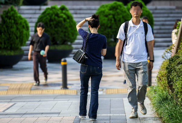 오는 6일 전국이 구름이 많은 가운데 전국에 살인적인 더위가 예상되며 소나기가 내릴 전망이다. 사진은 5일 서울 종로구 세종대로에서 폭염을 뚫고 바삐 움직이는 시민들의 모습. /사진=뉴시스