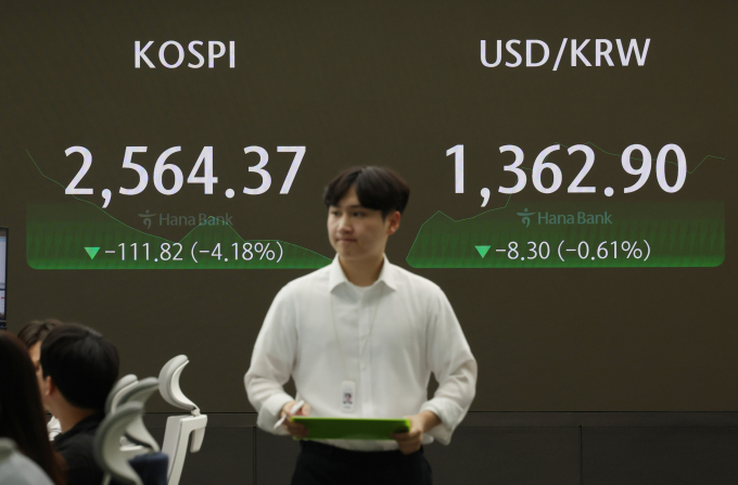 코스피 지수가 5일 장중 2480선 이하로 떨어졌다. 사진은 5일 서울 중구 하나은행 딜링룸. /사진=뉴시스