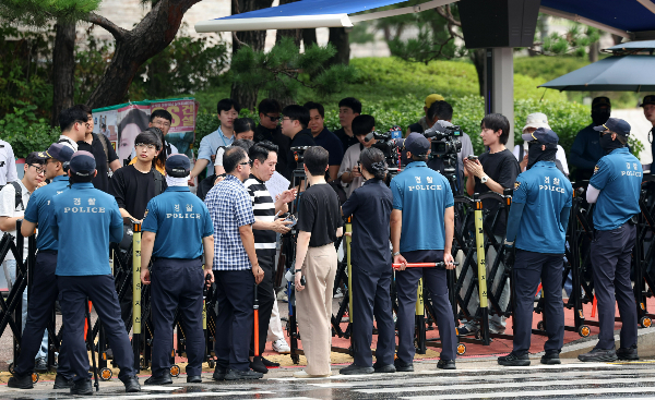 군인권센터가 임성근 전 해병대 1사단장의 명예전역을 막기 위해 범국민적 반대서명 약 2만개를 국방부 민원실에 제출했다. 사진은 5일 서울 용산구 전쟁기념관 앞 인도에서 경찰과 군윈권센터와 대치하는 모습. /사진=뉴시스