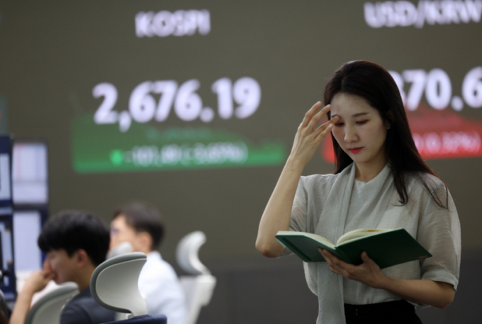 코스닥 시장에 5일 오후 서킷브레이커가 발동됐다. 2일 오후 서울 중구 하나은행 딜링룸에서 딜러들이 업무를 보고 있다. /사진=뉴시스