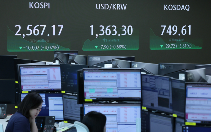 5일 오전 서울 중구 하나은행 본점 딜링룸 전광판에 개장 시황이 표시되고 있다./사진=뉴스1 /사진=(서울=뉴스1) 김도우 기자