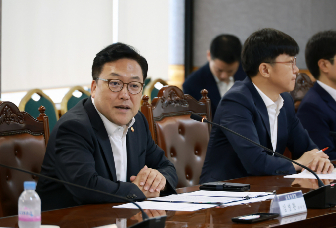  김병환 금융위원회 위원장이 5일 오전 서울 중구 은행회관에서 열린 금융리스크 점검회의에서 가계부채, PF부채, 소상공인·자영업자 부채, 제2금융권 건전성 문제 등 4대 리스크 요인을 점검하고 향후 대응 방안에 대해 논의하고 있다. /사진=금융위원회