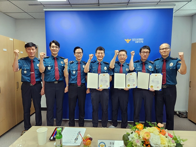 김소년 수성경찰서장(왼쪽 세번째)이 상동지구대 관계자들과 단체사진을 촬영하고 있다./사진제공=대구 수성경찰서
