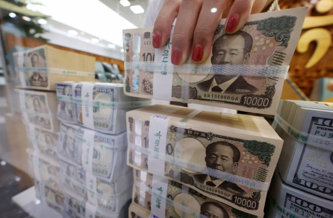 엔화 강세 흐름이 이어지고 있는 26일 오전 서울 중구 하나은행 위변조대응센터에서 관계자가 엔화와 달러를 정리하고 있다./사진-뉴시스
