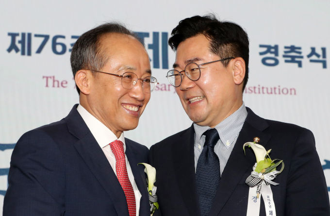 추경호 국민의힘 원내대표가 박찬대 더불어민주당 원내대표와 전세사기특별법과 간호법 등 개별 법안에 대해 상임위원회 단계에서 의견 접근을 할 수 있게 노력하자는 대화를 나눴다고 전했다. 사진은 추 원내대표(왼쪽)와 박 원내대표가 지난달 17일 서울 여의도 국회에서 열린 제76주년 제헌절 경축식에서 인사를 나누는 모습. /사진=뉴스1