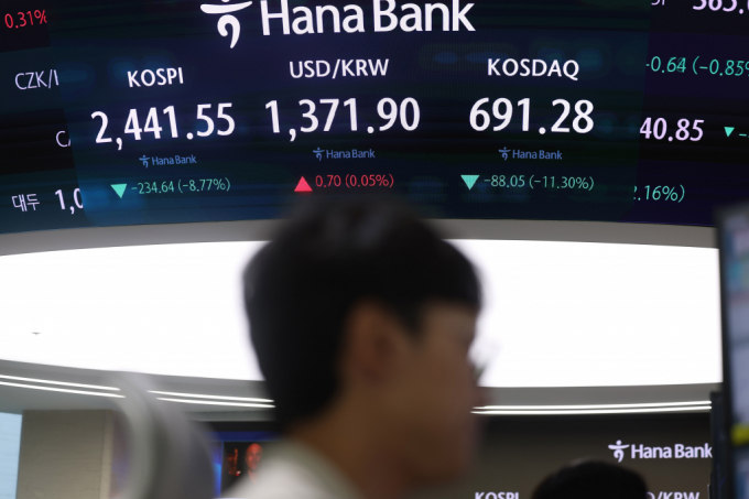  미국 경기 침체 우려에 일본 닛케이지수와 중국 상하이종합지수 등 아시아 주요 경제 지표가 하락세다. 사진은 5일 오후 서울 중구 하나은행 딜링룸에서 딜러들이 업무를 보는 모습. /사진=뉴시스